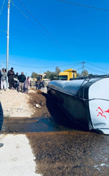 الأردن.. تدهور صهريج محمل بمادة (T1) على طريق النقب - صور