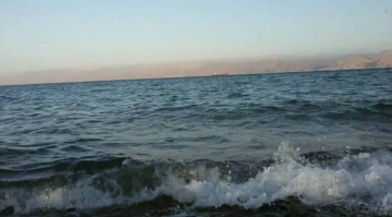 إبعاد المواطنين عن شواطئ العقبة مع بدايات ارتفاع الموج