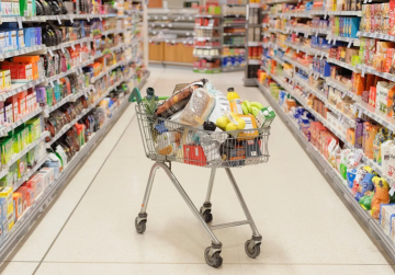 ارتفاع أسعار أصناف غذائية مكدسة في مخازن تجار الجملة قبل الحرب