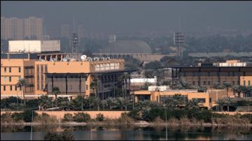 استهداف السفارة الأميركية في بغداد وتصاعد الدخان فوقها