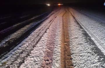 الدوريات الخارجية تحذر مستخدمي طريق شويعر الزرقاء جراء تساقط البرد الكثيف