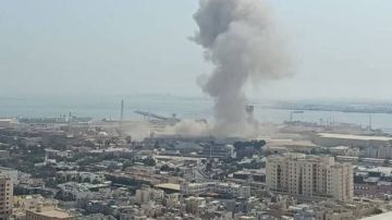 إيران تستهدف سلطنة عمان بطائرات مسيرة وإصابة عامل في ميناء الدقم إيران تستهدف سلطنة عمان بطائرات مسيرة وإصابة عامل في ميناء الدقم