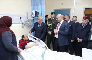 العيسوي يطمئن على مواطن اصيب بشظايا صاروخ في اربد