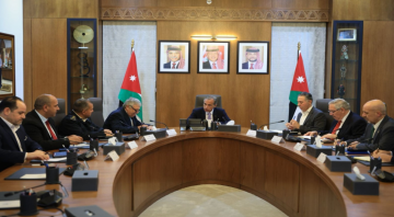 رئيس الوزراء يعقد اجتماعا لمناقشة تسهيل إجراءات حركة المناولة والشحن والتخليص في موانئ العقبة