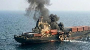 سقوط مقذوفين قرب سفينة حاويات شمال شرق رأس تنورة بالسعودية سقوط مقذوفين قرب سفينة حاويات شمال شرق رأس تنورة بالسعودية