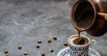 هل إضافة الملح إلى القهوة يمنع الرجفة؟ خبير يوضح