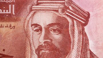 أوراق نقدية من فئة الخمسة دنانير بتواقيع مختلفة في الأسواق .. والمركزي يوضح