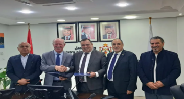 توقيع عقد عمل جماعي لتحسين المزايا الوظيفية لـ 160 عاملا وعاملة في شركة لصناعة الأدوية توقيع عقد عمل جماعي لتحسين المزايا الوظيفية لـ 160 عاملا وعاملة في شركة لصناعة الأدوية