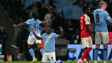 مانشستر سيتي يهزم أرسنال ويحرز كأس الرابطة الإنجليزية مانشستر سيتي يهزم أرسنال ويحرز كأس الرابطة الإنجليزية