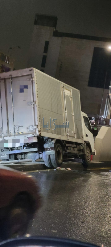 انحراف شاحنة في طبربور يعيق الحركة المرورية دون تسجيل إصابات