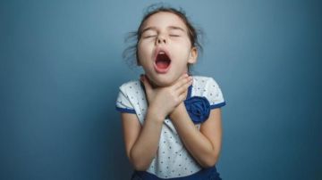 رجل دفاع مدني ينقذ طفلة من الاختناق في سوق الزرقاء رجل دفاع مدني ينقذ طفلة من الاختناق في سوق الزرقاء