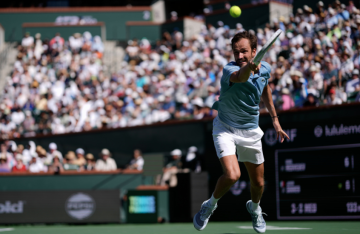 مدفيديف ينجو من الخسارة أمام ساكاموتو ويبلغ الدور الثالث في بطولة ميامي مدفيديف ينجو من الخسارة أمام ساكاموتو ويبلغ الدور الثالث في بطولة ميامي