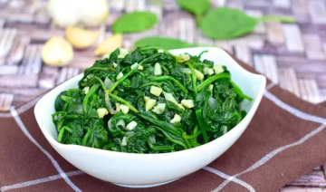 السبانخ المطبوخة أم النيئة .. أيهما أكثر فائدة للصحة؟