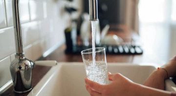 كيف يؤثر نقص السوائل في ارتفاع السكر بالدم؟ كيف يؤثر نقص السوائل في ارتفاع السكر بالدم؟