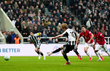 نيوكاسل المنقوص يخطف فوزا قاتلا من مانشستر يونايتد