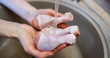 هل يجب غسل الدجاج قبل الطهي؟