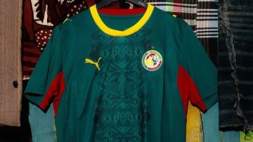 بعد تجريدها من اللقب.. السنغال تنتج قمصانا بنجمة واحدة