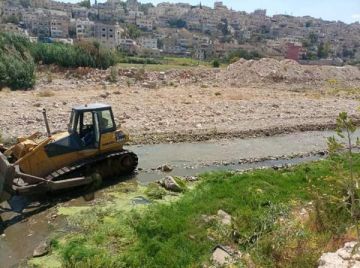 بلدية الرصيفة تحذر القاطنين قرب سيل الزرقاء