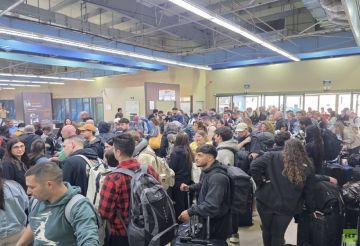 مئات الإسرائيليين عالقون في مطار العقبة بعد إلغاء مفاجئ للرحلات بقرار أردني (فيديو) مئات الإسرائيليين عالقون في مطار العقبة بعد إلغاء مفاجئ للرحلات بقرار أردني (فيديو)