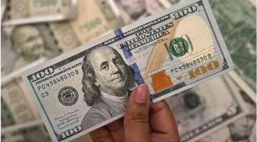 الدولار يحقق مكاسب مع دفع الحرب المستثمرين نحو الأصول الآمنة