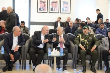 العيسوي ينقل تعازي الملك وولي العهد إلى آل داود العيسوي ينقل تعازي الملك وولي العهد إلى آل داود