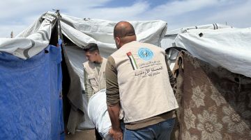 الحملة الأردنية توزع خياما على النازحين في خان يونس