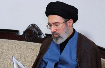 المرشد الإيراني ينعى قائد القوات البحرية علي رضا تنكسيري