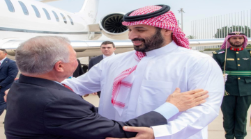 ولي العهد السعودي يستقبل الملك لدى وصوله إلى جدة