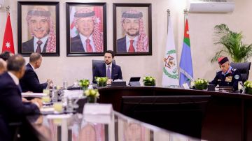 ولي العهد يؤكد أهمية إدامة التنسيق بين المؤسسات خلال التطورات الإقليمية ولي العهد يؤكد أهمية إدامة التنسيق بين المؤسسات خلال التطورات الإقليمية