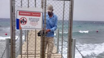 ارتفاع الأمواج يمنع السباحة والنزول إلى البحر في العقبة