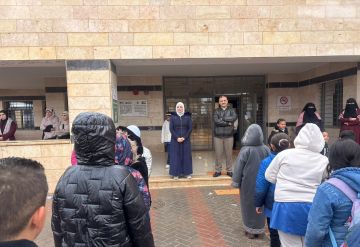 الجريري يؤكد اهمية الالتزام بالطابور الصباحي وفقراته الوطنية والرياضية.