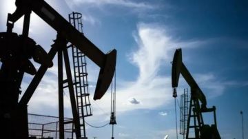 النفط يكسر حاجز الـ 100 دولار في الأسواق قبل الافتتاح الرسمي النفط يكسر حاجز الـ 100 دولار في الأسواق قبل الافتتاح الرسمي