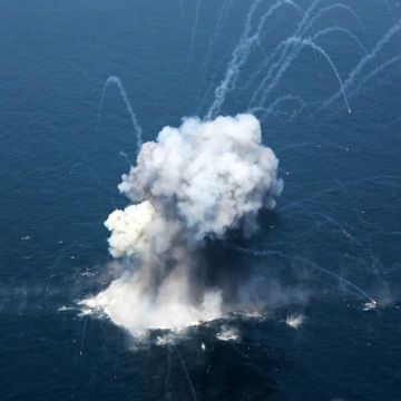 بوليتيكو: سفينة يونانية تعرضت لحادث قرب مضيق هرمز