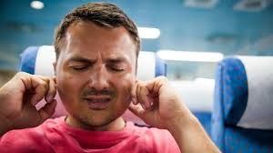 لماذا تؤلمنا آذاننا عند إقلاع وهبوط الطائرة؟