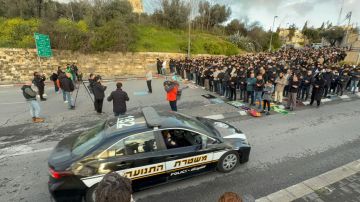 مصلون يؤدون صلاة العيد بمحيط المسجد الأقصى وسط إغلاقات وتضييقات