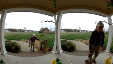 500 ألف دولار بسبب فيديو.. تعاطف عالمي ينهي معاناة عامل توصيل مسن