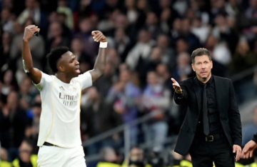 بطريقة جديدة.. فينيسيوس يستفز سيميوني في ديربي مدريد (فيديو)