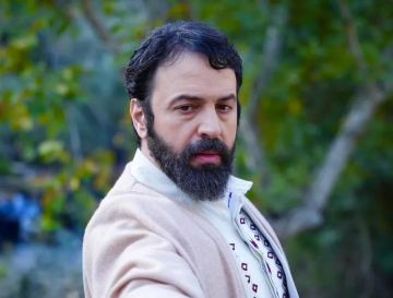 تقليد بشار الأسد يشعل الجدل .. تيم حسن يخطف الأنظار في مولانا 