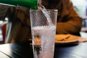 دراسة: المياه الفوارة قد تساعد على التركيز لفترات طويلة