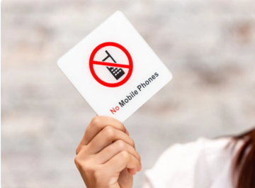 دولة جديدة تحظر استخدام الهواتف المحمولة في الفصول الدراسية