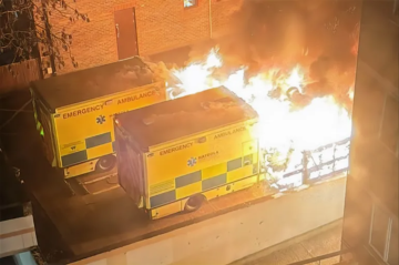 شرطة لندن: حريق متعمد يلتهم 4 سيارات إسعاف لمنظمة يهودية