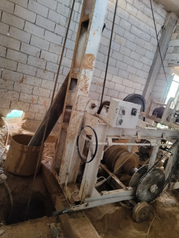 ضبط حفارة مخالفة تحفر بئرا غير قانوني داخل غرفة مغلقة في المفرق