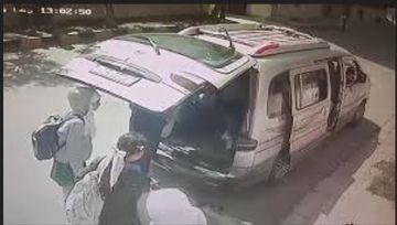 توقيف اب القى ابنته من مركبته !!