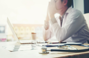 حادثة طبية مفاجئة تصيب فنانة سورية معروفة