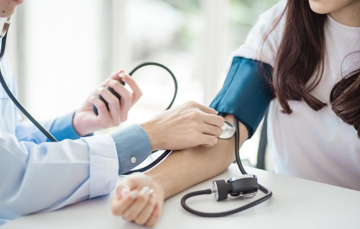 ضغط الدم في رمضان .. نصائح لتجنب التقلبات أثناء الصيام