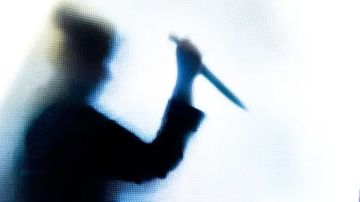 عمان: طعن زوج حتى الموت وخنق مسنة داخل منزلها .. تفاصيل