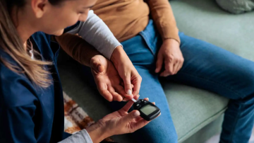 ليس الطعام فقط .. 5 عوامل ترفع مستويات السكر في الدم