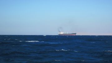 هيئة بريطانية: تعرض سفينة حاويات لأضرار جراء مقذوف قرب الإمارات هيئة بريطانية: تعرض سفينة حاويات لأضرار جراء مقذوف قرب الإمارات