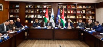 تنسيق حكومي مع قطاعات التجارة والخدمات لضمان انسياب حركة البضائع للمملكة