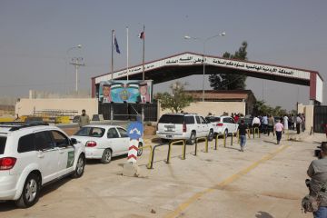 سوريا.. توتر وفوضى عند معبر نصيب الحدودي بعد قرار السماح بدخول الشاحنات الأردنية (فيديو)